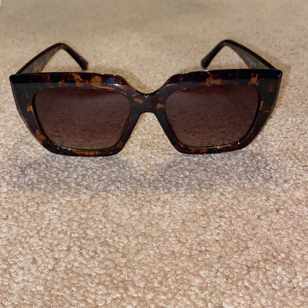 Tortoise frame sunglasses